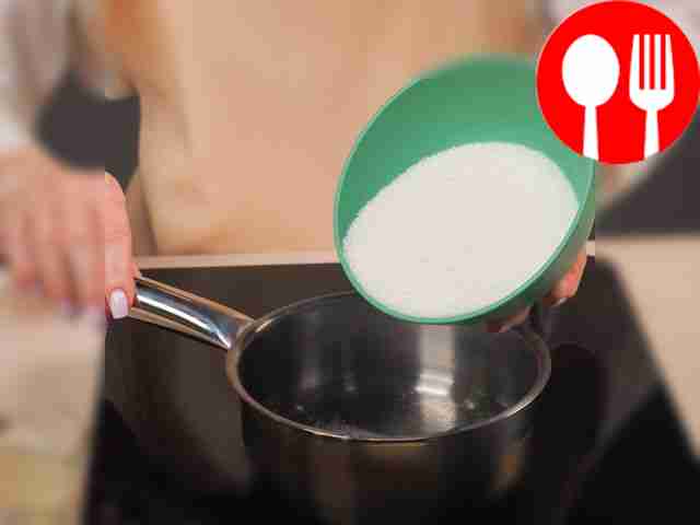 Приготовьте сахарный сироп. В кастрюлю...