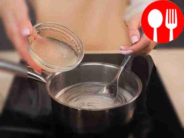 Добавьте желатин в горячий сироп и тщательно...