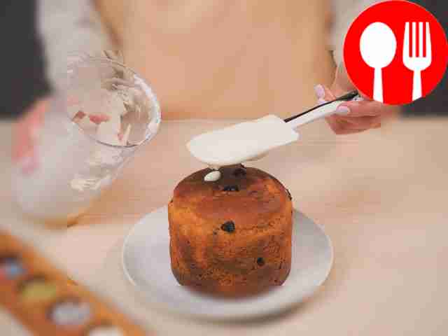 Приготовьте глазурь. Миксером начинайте...