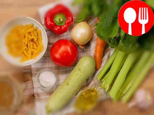 Чтобы приготовить суп минестроне, заранее...