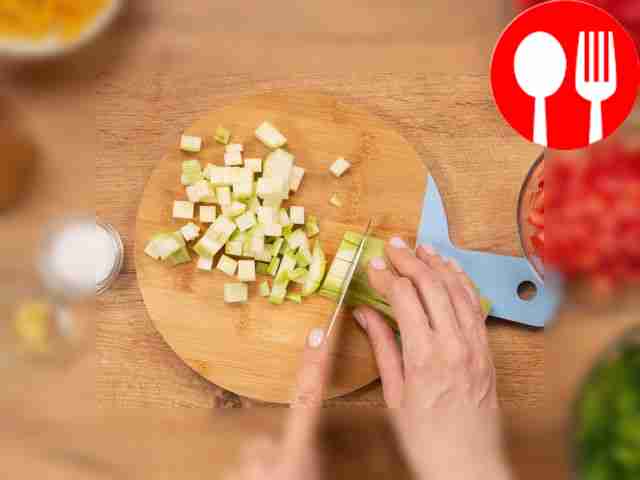 Подготовьте овощи для супа: тщательно вымойте...