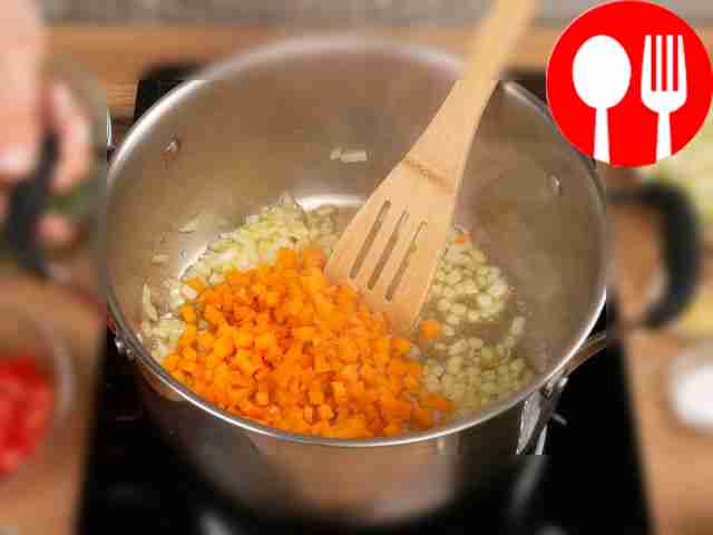 Нарежьте овощи и зелень: лук, кабачок,...