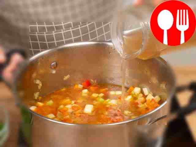 Потушите овощи. Добавьте к остальным овощам в...