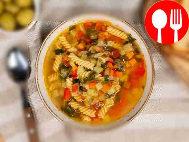 Разлейте готовый суп по глубоким тарелкам и...