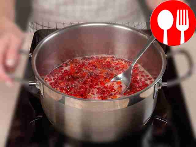 Поместите ягоды. В горячий сироп всыпьте...