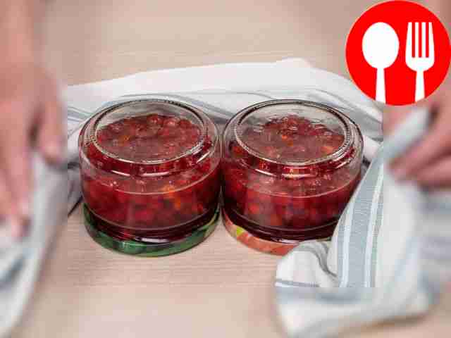 Разложите варенье по банкам. Горячее варенье...