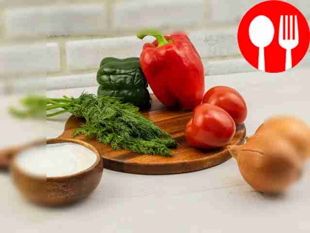 Тщательно вымойте все овощи. Репчатый лук...