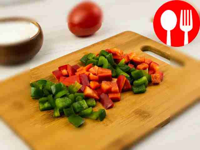 Нарежьте болгарские перцы кубиками размером 1 см.