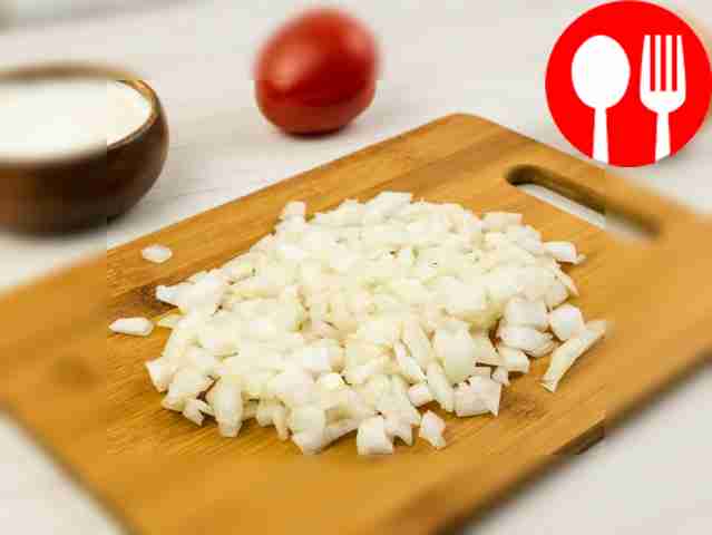 Нарежьте репчатый лук тонкими полукольцами или...