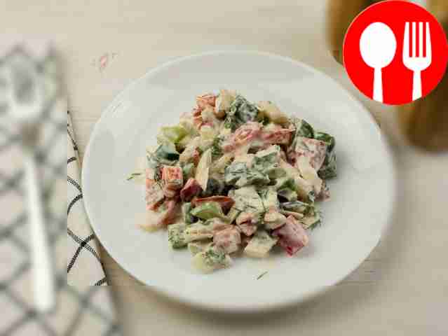 Полейте салат сметаной, посолите и поперчите...