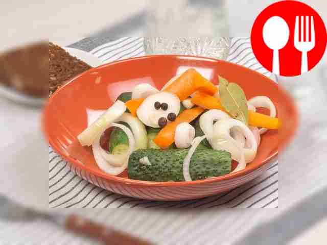 Маринованные огурцы с луком