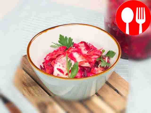 Быстрая маринованная капуста со свеклой