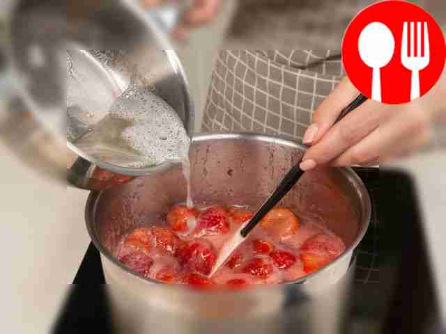 Приготовьте конфитюр. Немного остывшее варенье...