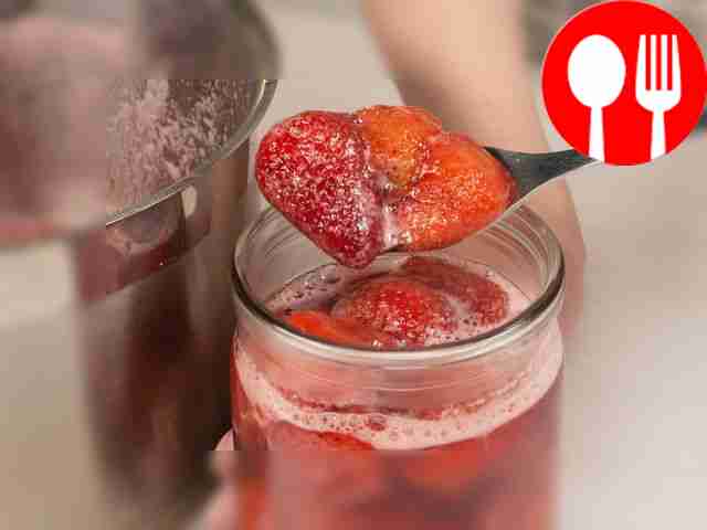 Разлейте только что приготовленное клубничное...