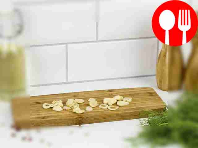 Картофель нарежьте кубиками, морковь —...