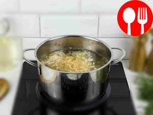 Добавьте мясо, картофель и квашеную капусту в...