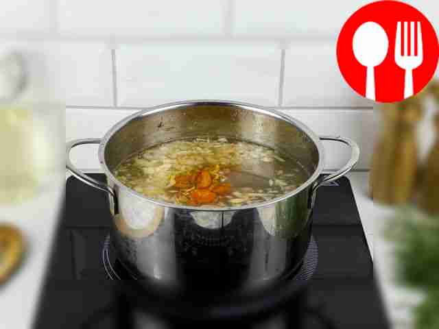 Добавьте в кастрюлю обжарку, посолите и...