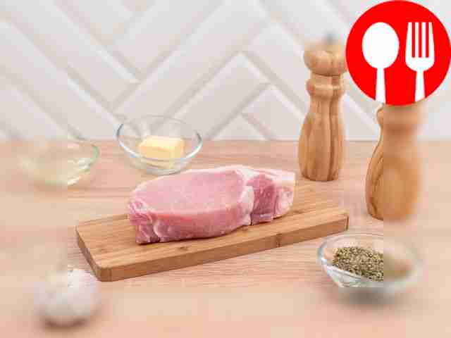 Уберите из свинины лишний жир и пленки,...