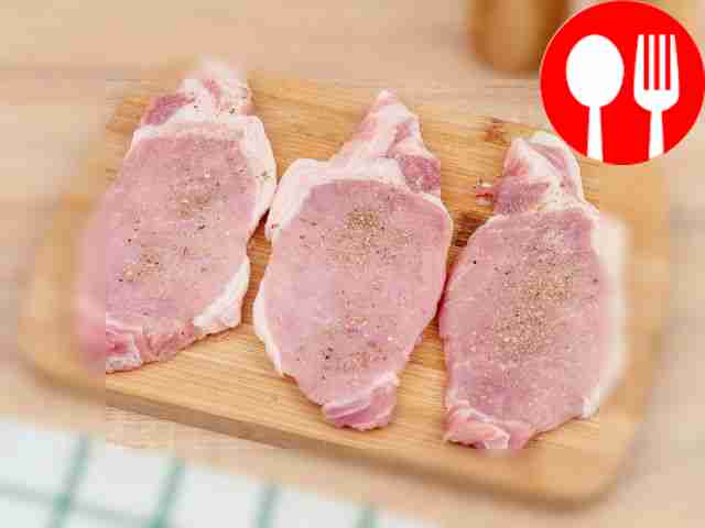 Разрежьте свинину на несколько медальонов...