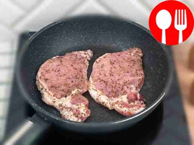 Нагрейте растительное масло в сковороде и...