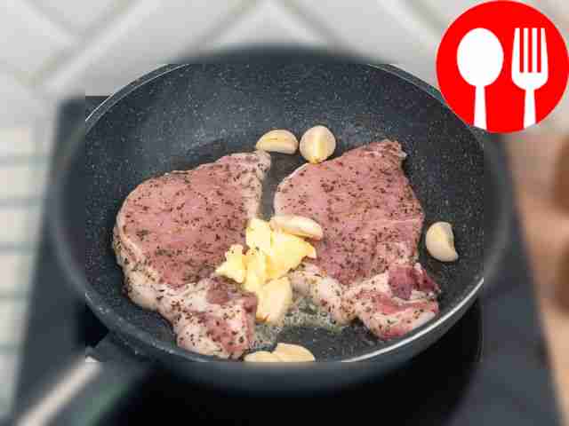 К мясу добавьте чеснок и сливочное масло.