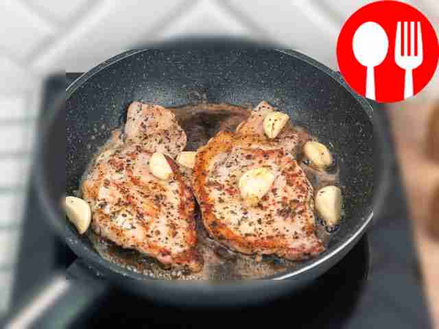 Обжарьте свинину по пять минут с каждой...