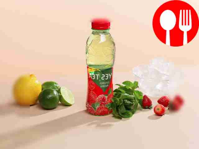 Помойте лимон и лайм, подготовьте ручную...