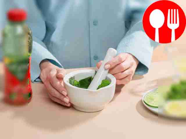 Разрежьте лимоны и лаймы пополам. Из одной...