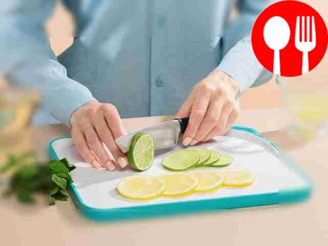 Разложите по бокалам кружочки лимона и лайма,...