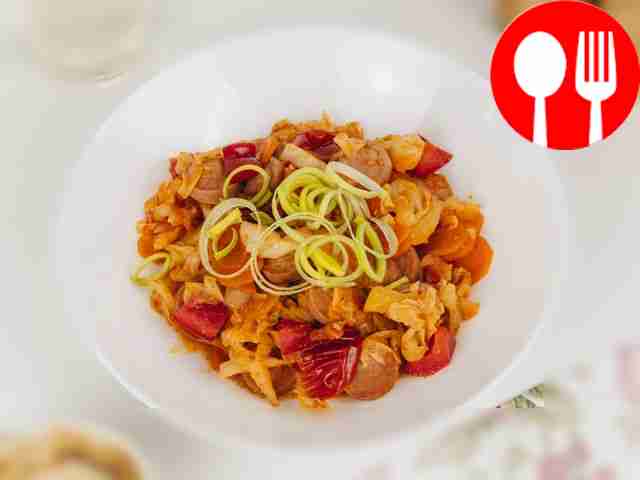 Бигос из свежей капусты с сосисками