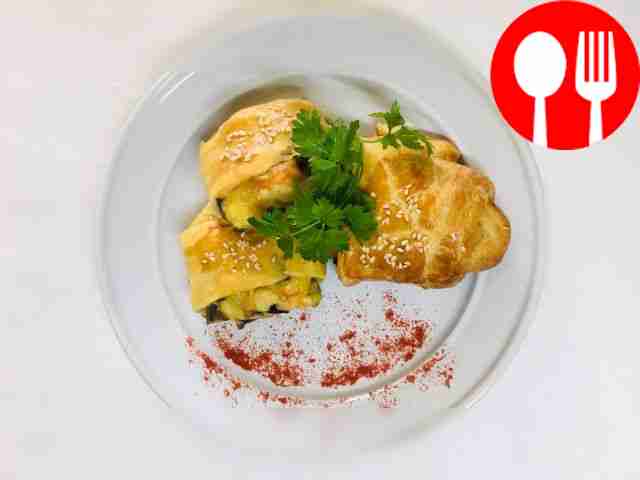 Быстрый рулет из слоеного теста с грибами