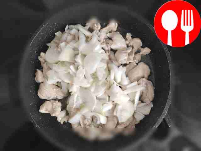 Обжарьте куриную грудку, нарезанную кусочками....