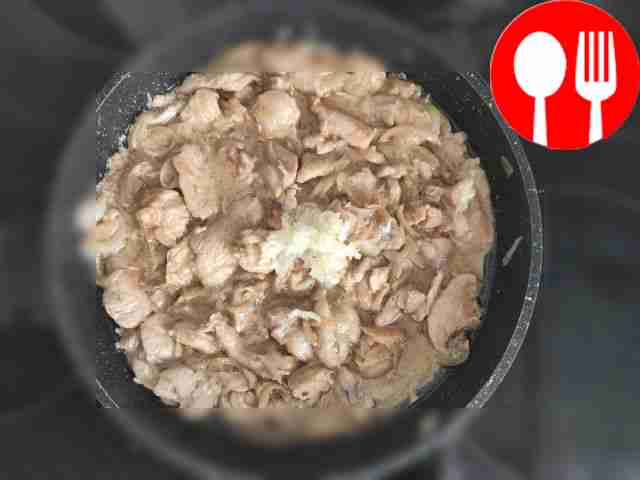 Влейте сметану, соевый соус и специи, мелко...