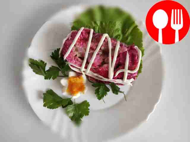 Рулет со свеклой и сельдью