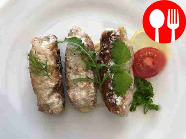 Рулеты с сыром и зеленью в сметанном соусе