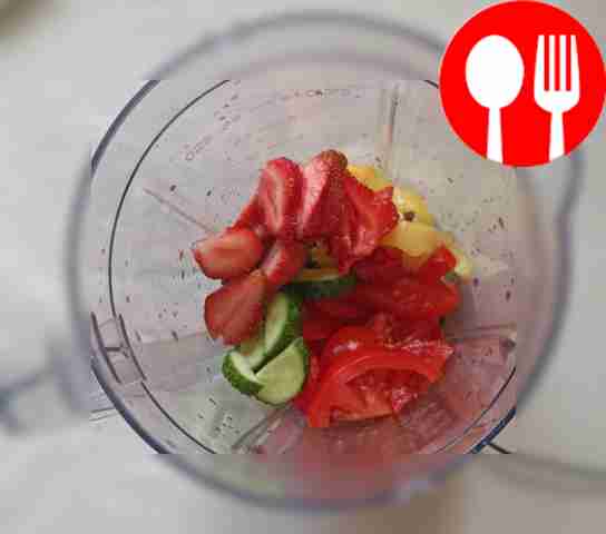 Добавьте клубнику и нарезанные листья...