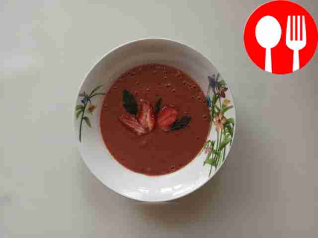 Овощной гаспачо с клубникой
