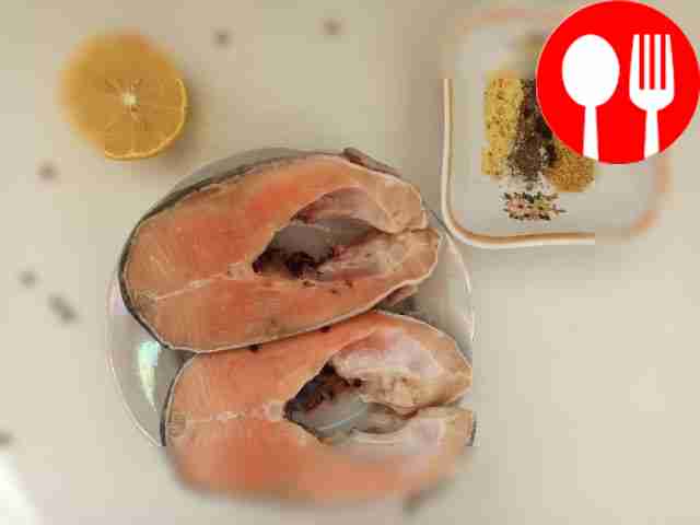 Подготовьте стейки и уложите их в большую...