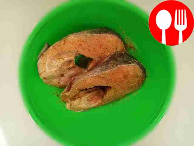 Разложите стейки на противне, слегка сбрызните...