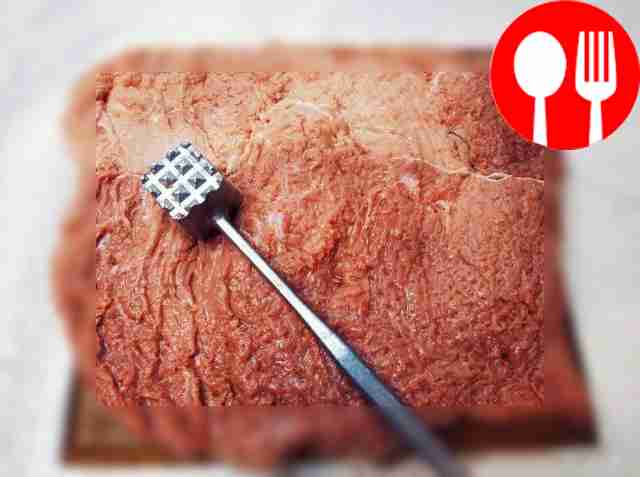 Разрежьте свиную шею на один большой пласт и...