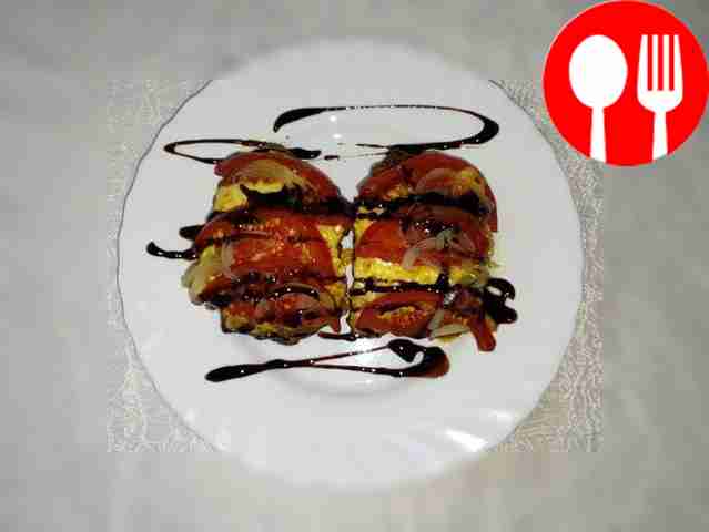 Стейк из свиной шеи с помидорами, сыром и луком