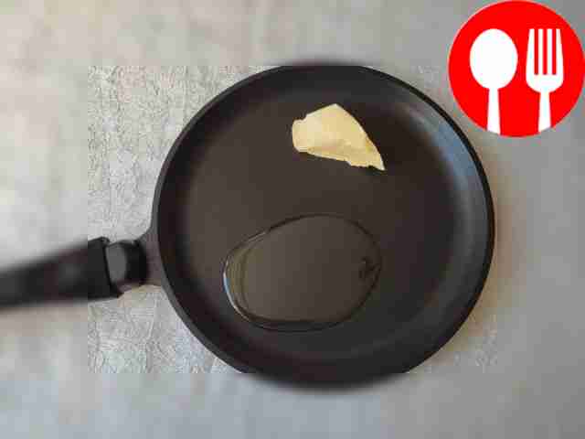 Разрежьте куриное филе вдоль против волокон на...