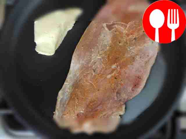 Посыпьте стейки солью и смесью перцев, затем...