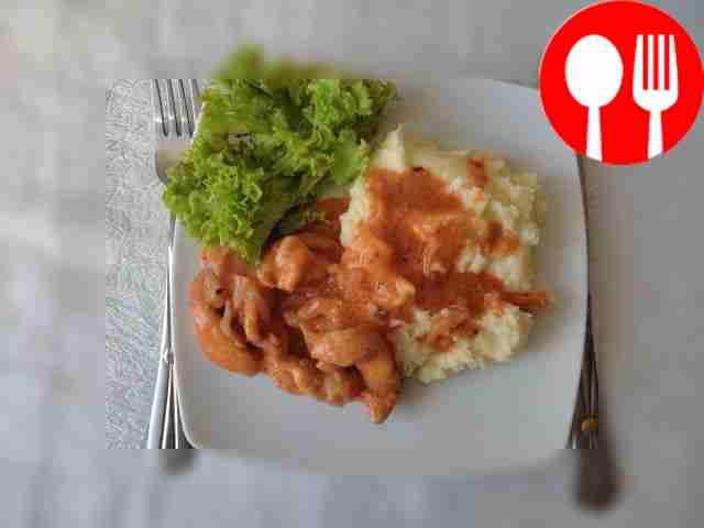 Бефстроганов с курицей в томатной пасте