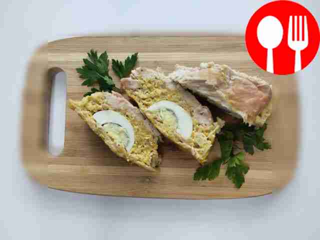 Необычный рулет с куриным яйцом
