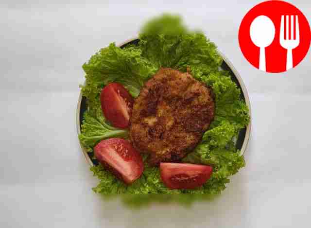 Стейк из свинины на кости в панировочных сухарях