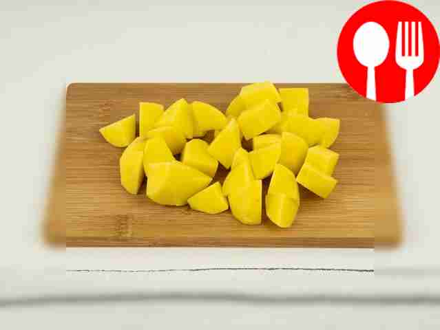 Порежьте картофель на куски произвольного размера.