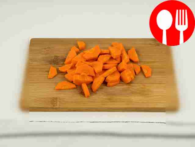 Нарежьте морковь на половинки кружков.