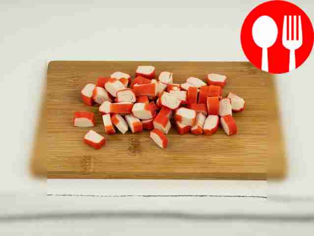 Крабовые палочки нарежьте кольцами толщиной 1,5 см.