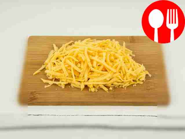 Натрите сыр на крупной терке.